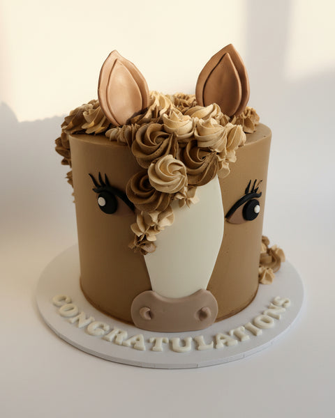 Cake decorated like a horse head
